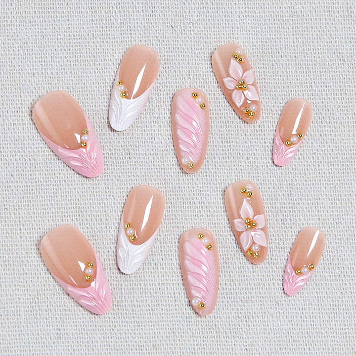 Kunstnagelset mit filigranen floralem Design und elegantem Glitzer Karnz