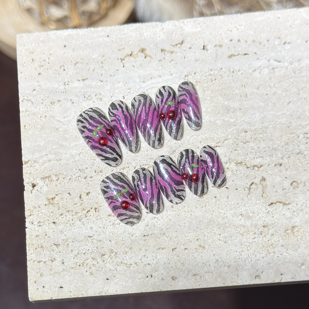 Künstlerisches Press-On-Nägel-Set mit Zebra- und Kirschdesign