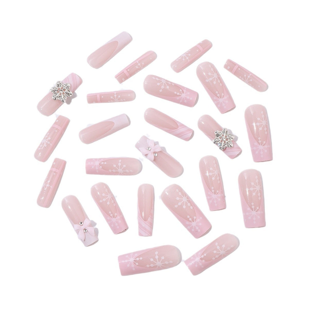 Kreatives Kunstnagelset mit zarten Blumen- und Glitzerakzenten Karnz
