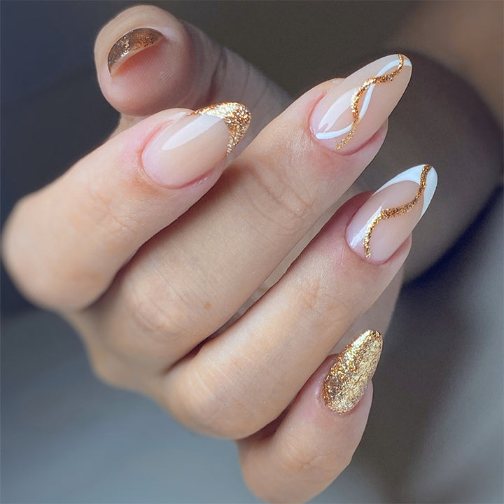 Elegantes Press-On-Nail-Set mit Glitzer und goldenen Wirbelakzenten Karnz