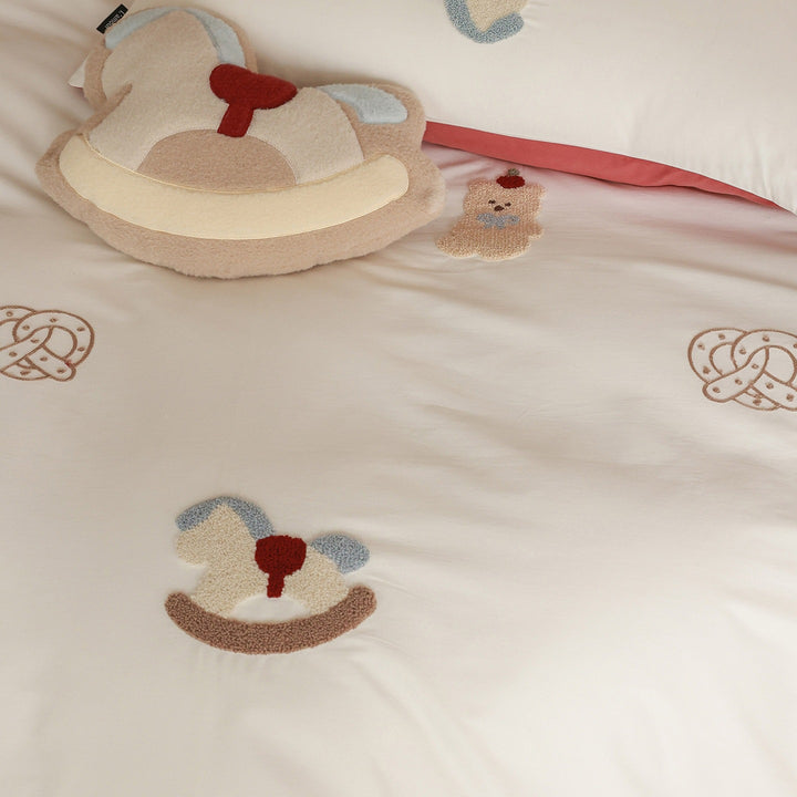 Wendbare Bettwäsche-Garnitur mit gestickten Teddy-Applikationen