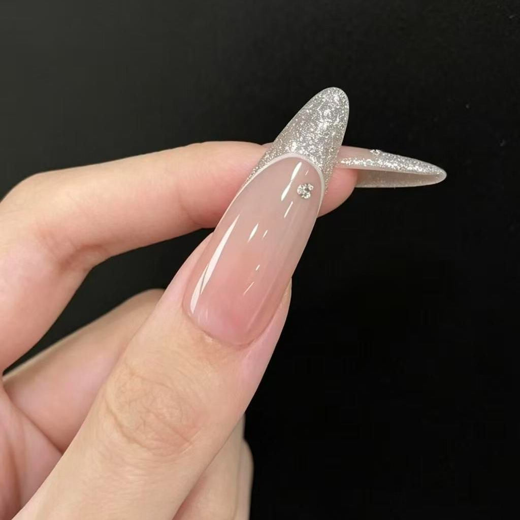 Stiletto-Nagelverlängerungen mit Glitzer und Sternakzenten