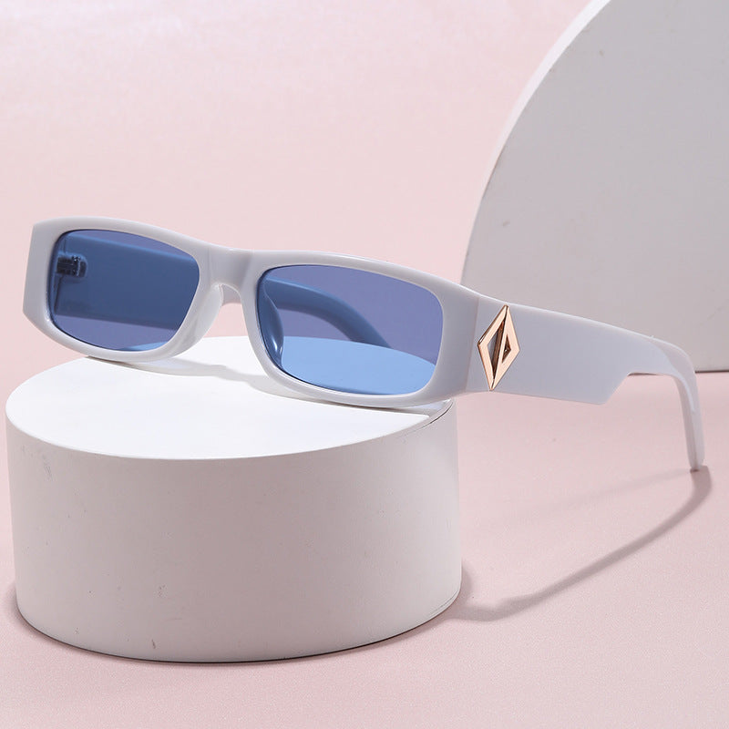 Damen modische rechteckige Sonnenbrille mit stilvollem Metallapplikation Karnz