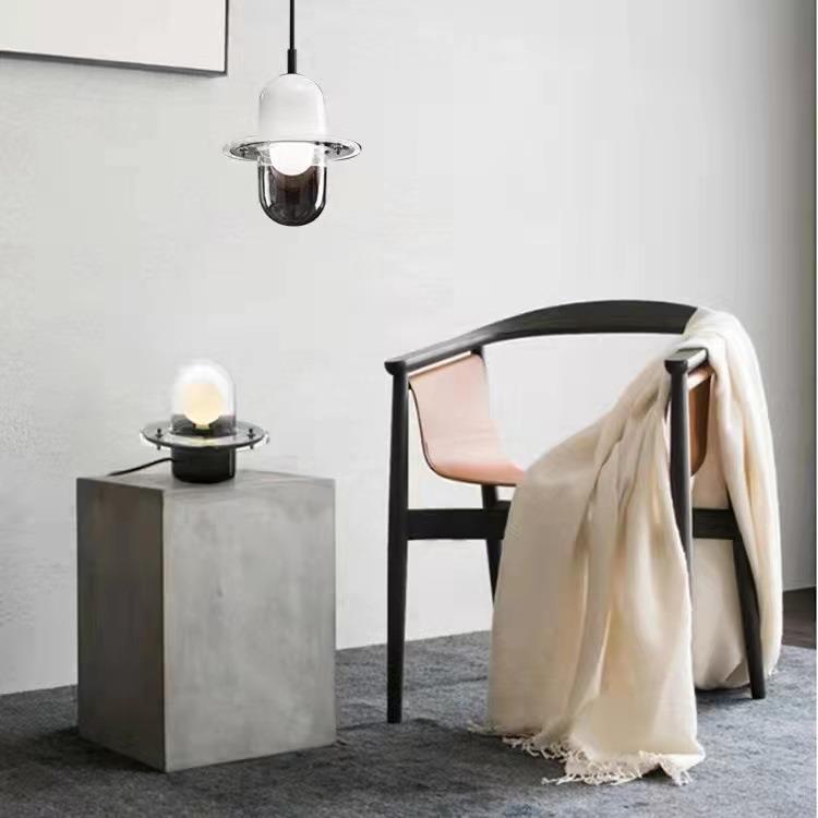 Zeitgenössische Tischlampe mit innovativem Design