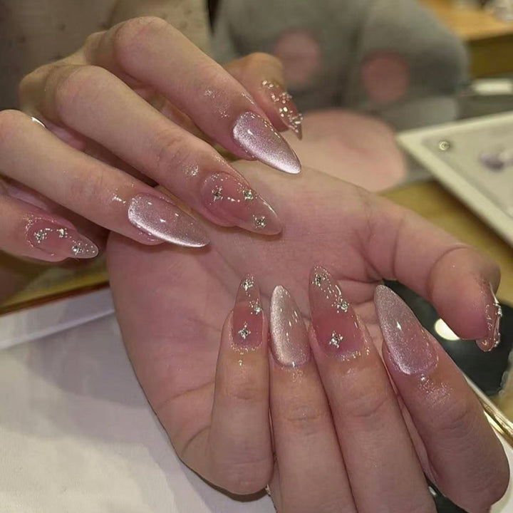 Kunstvolle Nagelverlängerungen mit Glitzer-Design Karnz