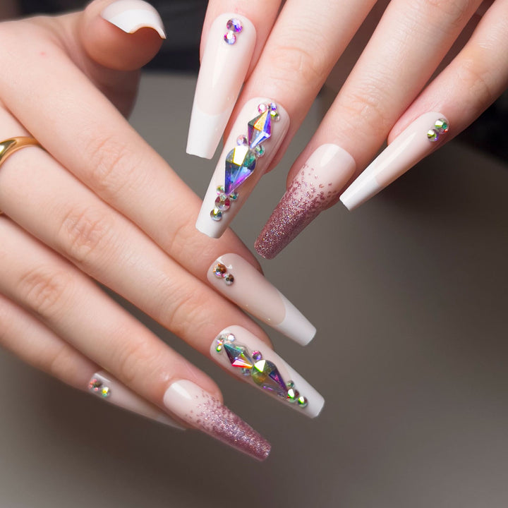 Kunstvolle Nagelverlängerungen mit Glitzer- und Strassakzenten Karnz