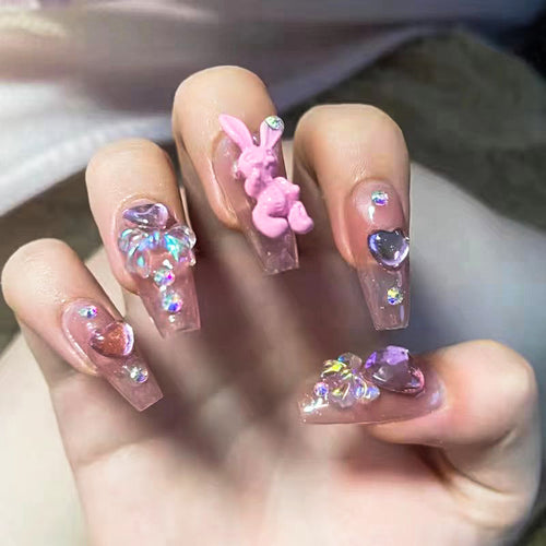 Künstliche Nagelverlängerungen mit kunstvollen Verzierungen Karnz