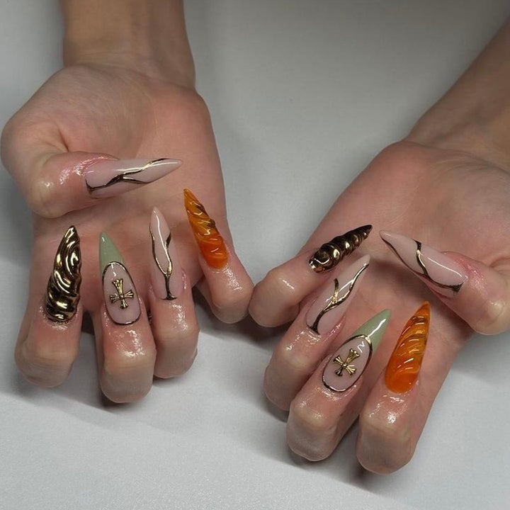 Kunstvolle Stiletto-Nägel mit Glitzer- und Motivverzierungen Karnz