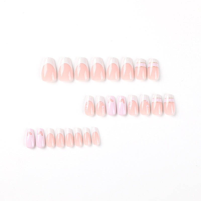 Kunstvolle Nagelkunst mit romantischem Design Karnz