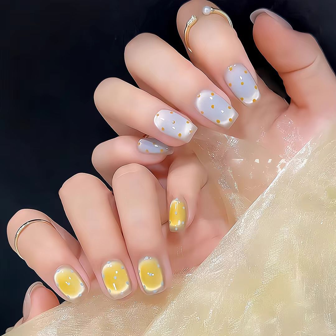 Künstlerisches Press-On-Nagel-Set mit zeitgenössischen Designs Karnz