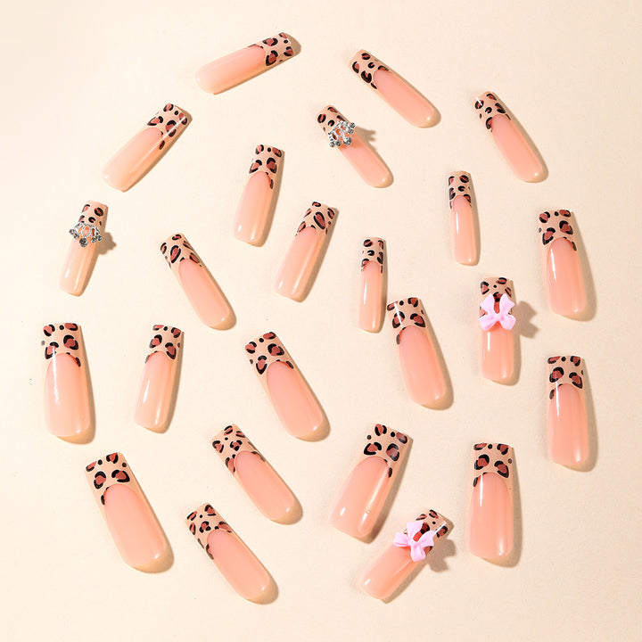 Glamouröse dekorative Nagelkunst Karnz