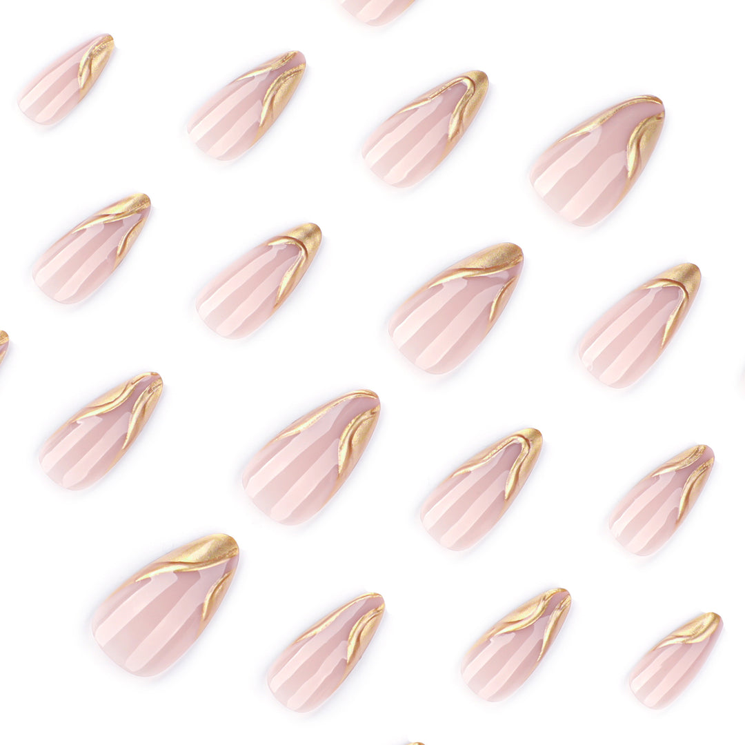 Elegante Stiletto-Nägel mit schimmerndem Gold-Akzent Karnz