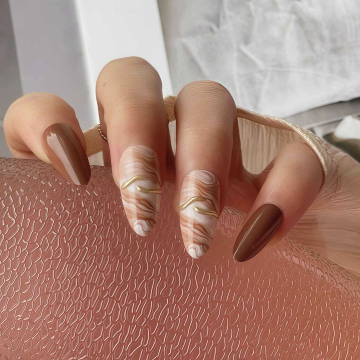 Elegante Ombre Press-On Nagelspitzen mit metallischen Akzenten Karnz