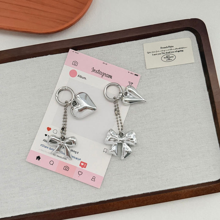 Herzförmiger Charm-Schlüsselanhänger mit Schleife Karnz