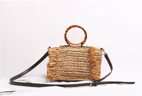 Damen Handtasche aus geflochtenem Naturmaterial mit Fransen und stylishem Henkel Karnz