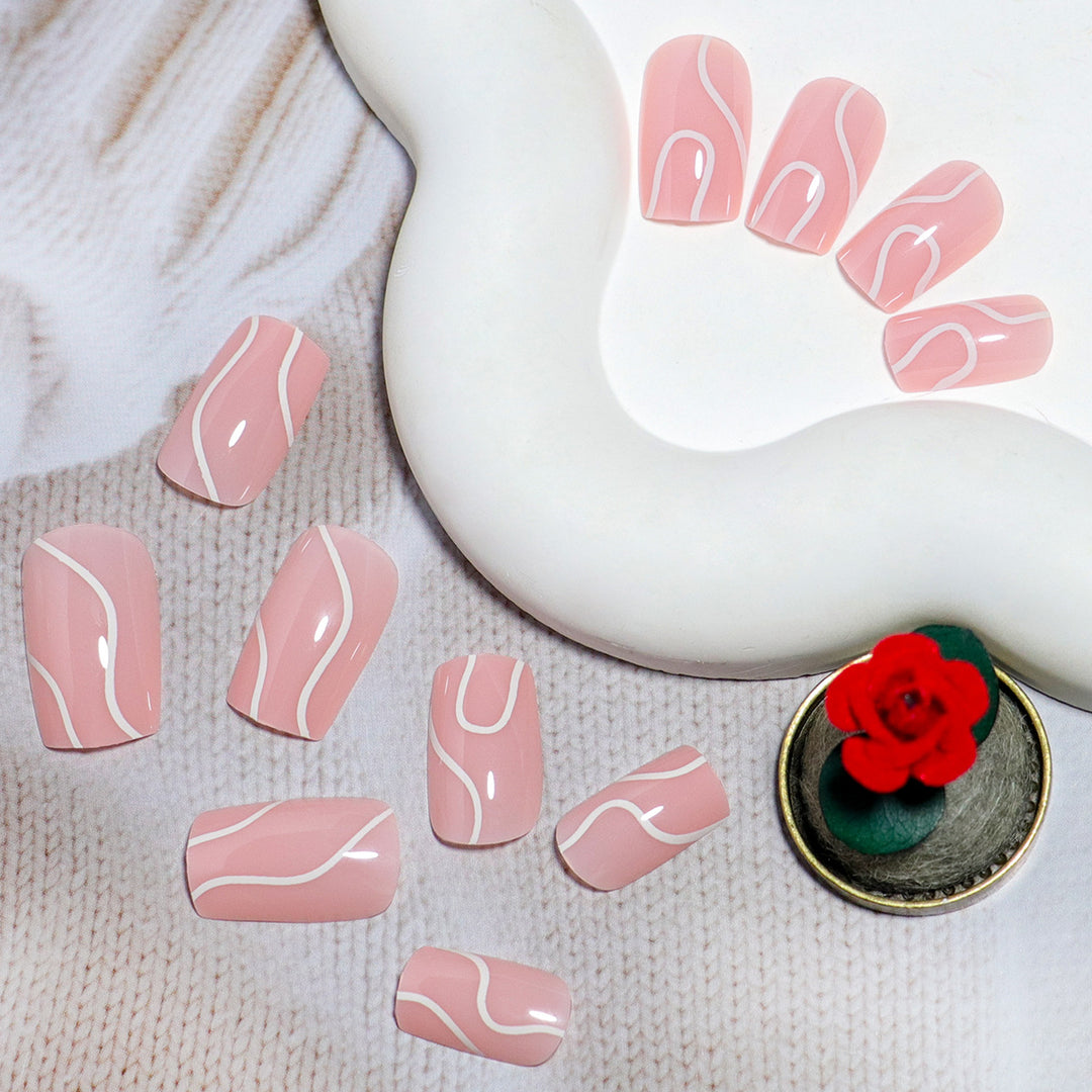 Elegantes Press-On-Nageldesign mit kunstvollem weißen Wirbel Karnz