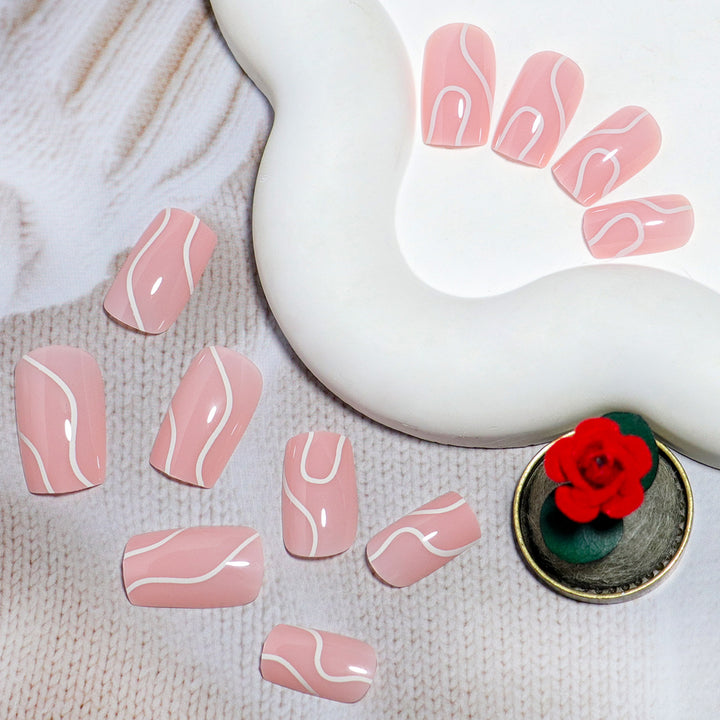 Elegantes Press-On-Nageldesign mit kunstvollem weißen Wirbel Karnz