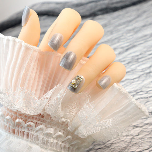 Künstlerisches Press-On-Nagelset mit dekorativen 3D-Akzenten