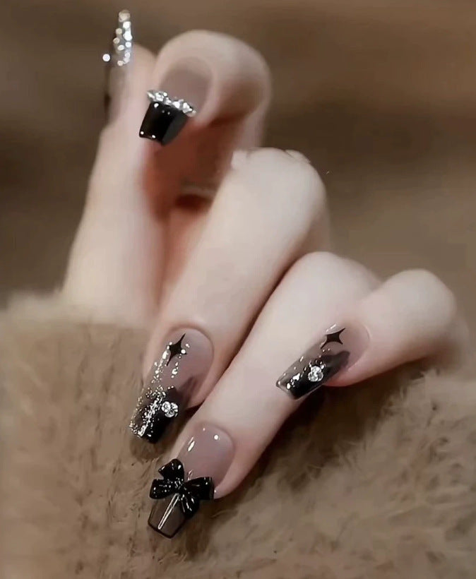 Elegantes Nageldesign mit Perlenverzierung Karnz