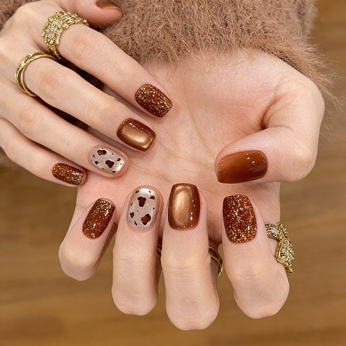 Künstlerisches Press-On-Nagelset mit glitzerndem und gepunktetem Finish Karnz