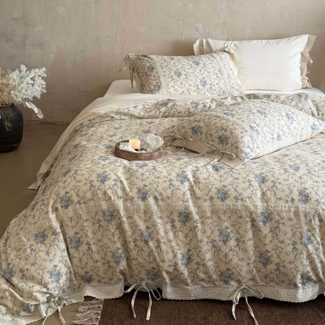 Romantische Vintage-Bettwäsche-Garnitur im Shabby‑Chic mit Spitzenkante und Bindebändern