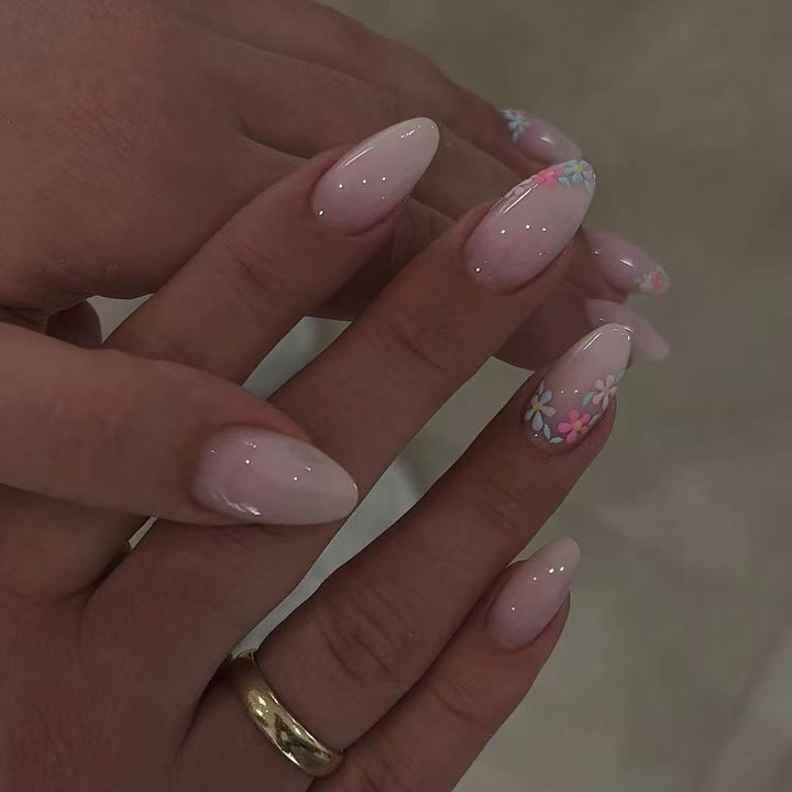 Kunstnagelset mit zarten Blumenmuster und Glanz Karnz
