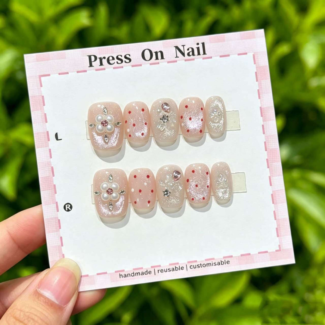 Künstlerisches Press-On-Nagel-Set mit floralen und grafischen Designs