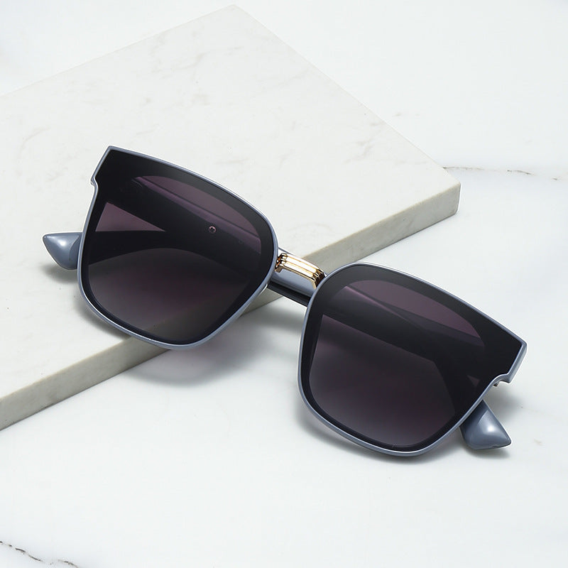 Damen Designer-Sonnenbrille mit luxuriösem Rahmen und angesagtem Schmuckdetail Karnz