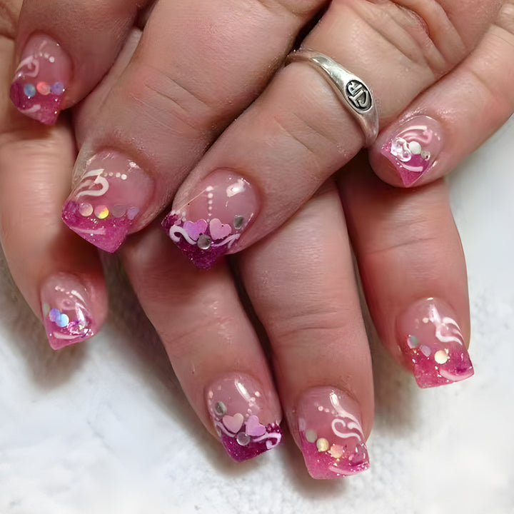 Künstlerische Press-On Nagelkunst mit Herzdesign Karnz