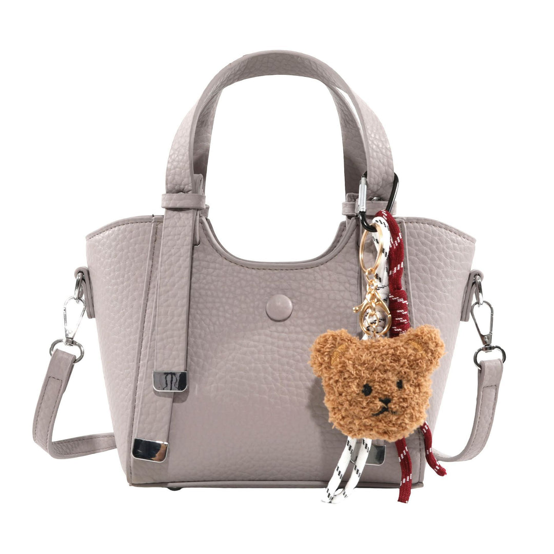 Texturierte Mini Tote-Handtasche mit charmantem Bären-Schlüsselanhänger