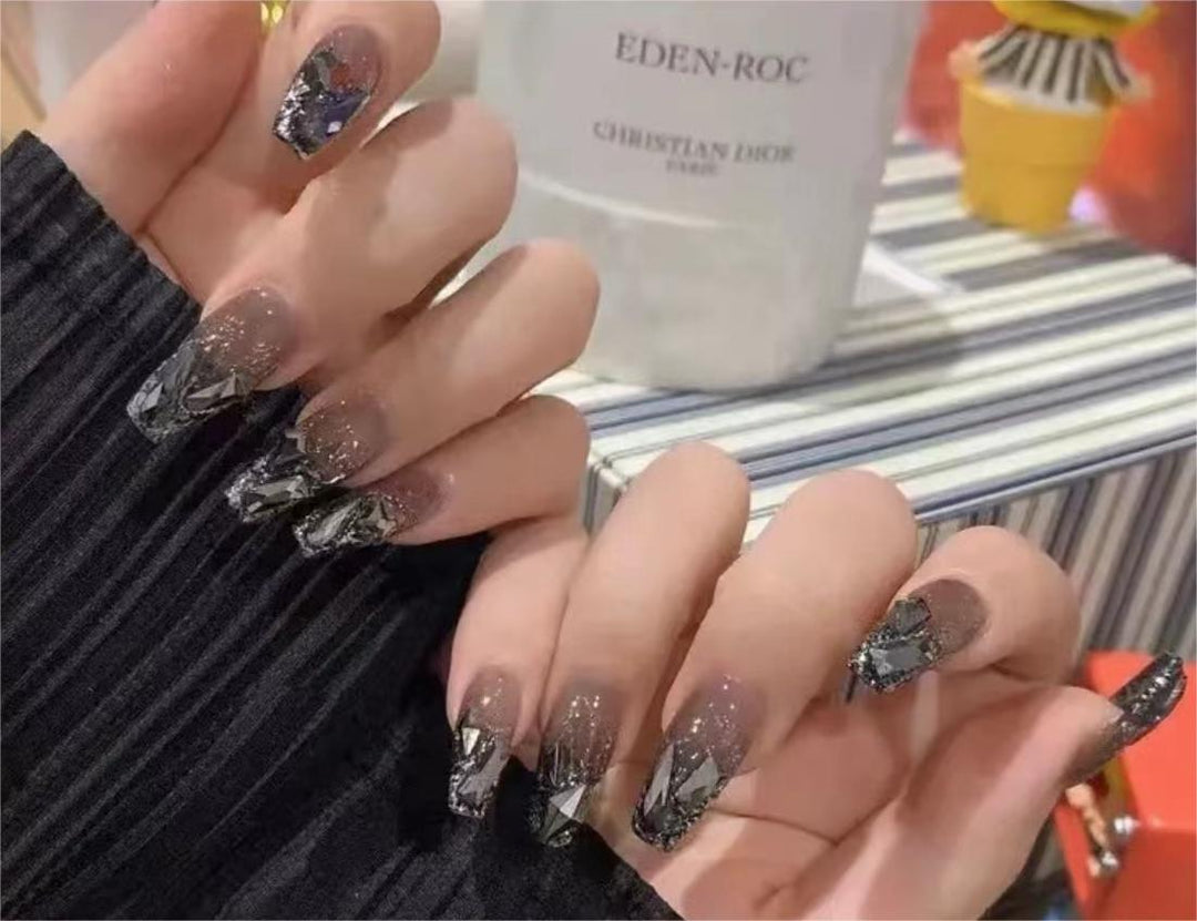 Elegante Nail Art mit Glitzer und Strass Karnz