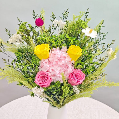 Lebhaftes gemischtes Blumenarrangement