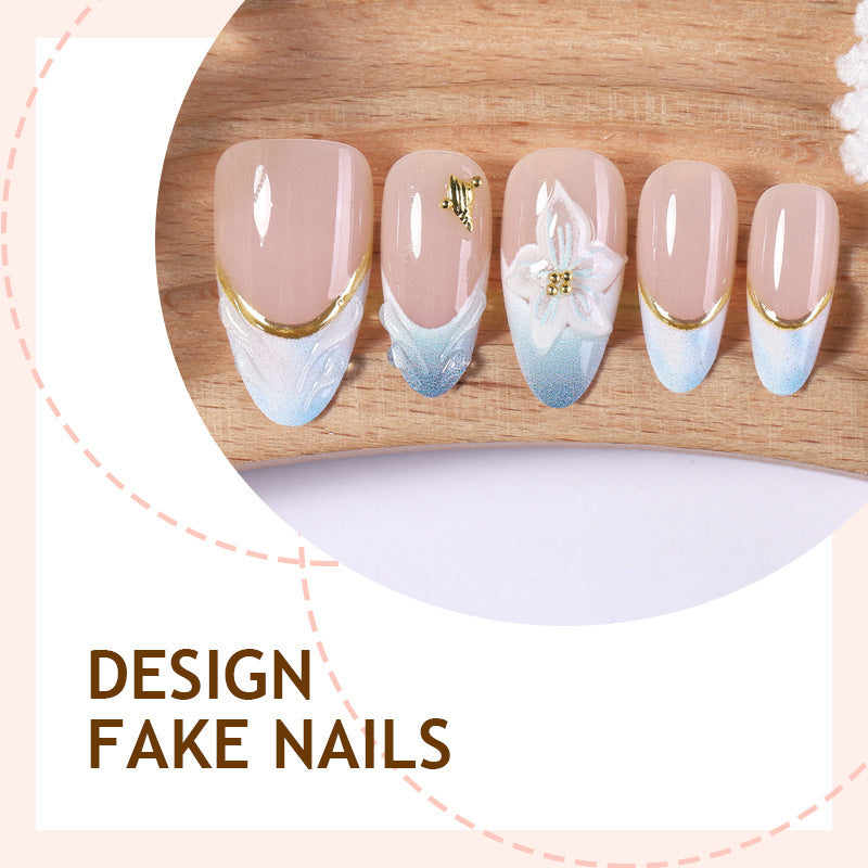Kreatives Nagelset mit eleganten Goldverzierungen Karnz