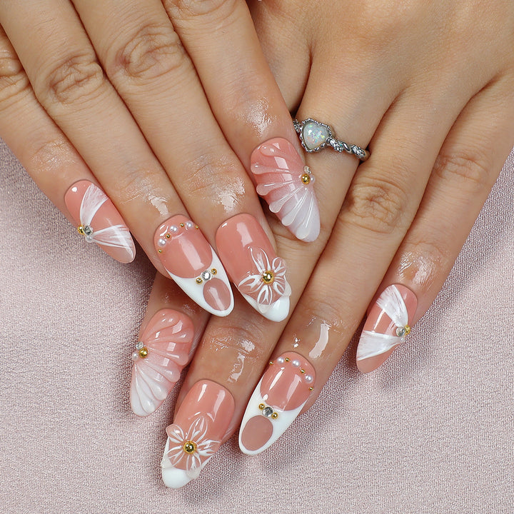 Kunstnagelset mit floralen Verzierungen und strahlenden Akzenten Karnz