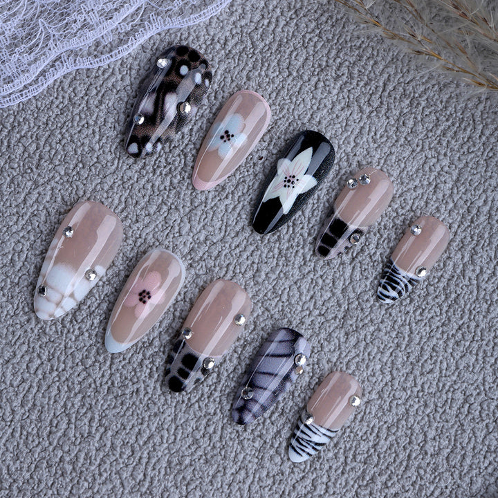 Kunstnägel mit Eleganten Designs und Schmuckelementen Karnz