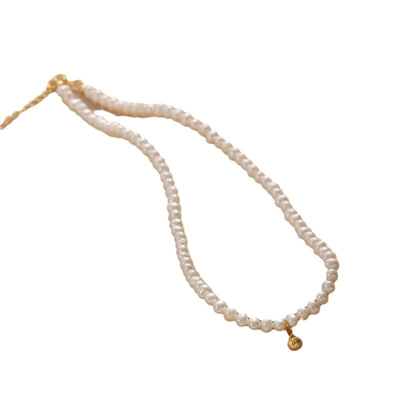 Zarte Perlenhalskette mit Eleganter Goldakzent Karnz