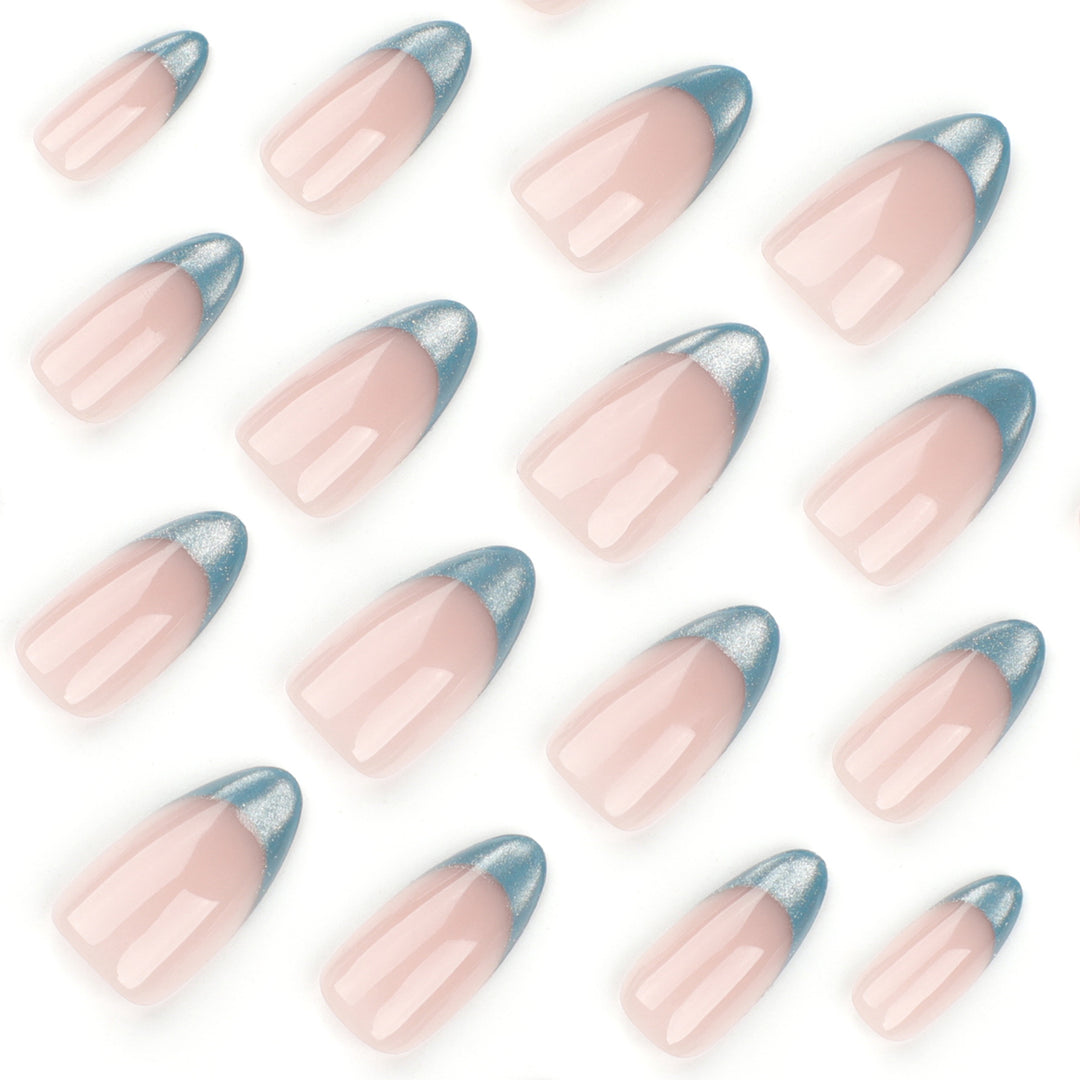 Kunstvolle Nagelkunst mit Glitzer und Ombre-Effekt Karnz
