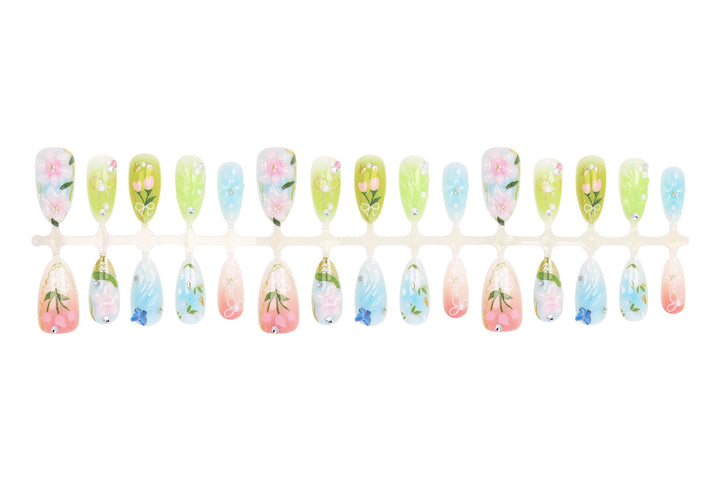 Kunstnagelset mit eleganten, handgemachten Blumenmotiven Karnz