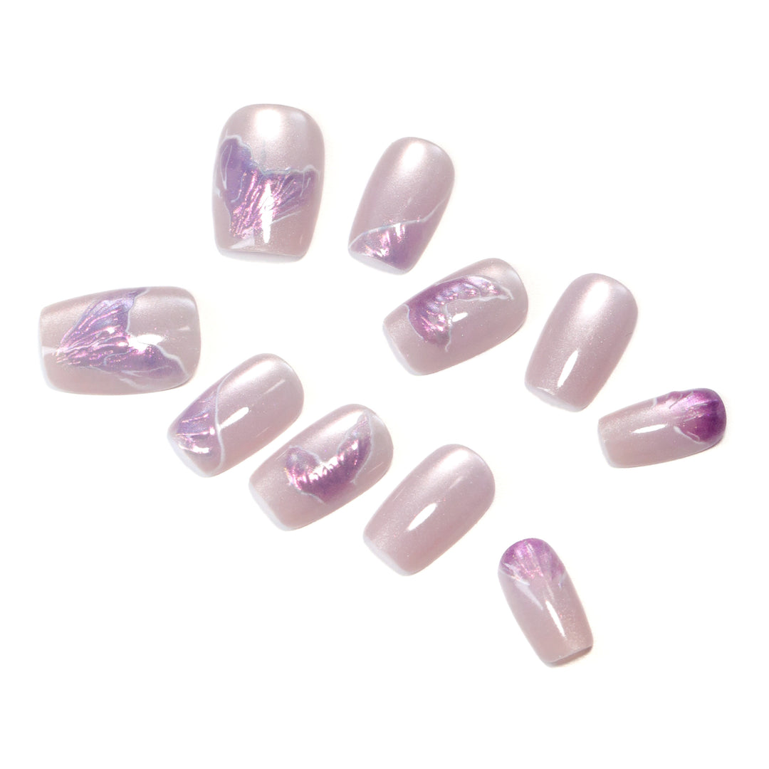 Kunstvoll gestaltete Nagelverlängerungen mit eleganten Blütenmotiven Karnz
