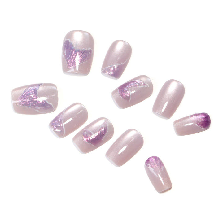 Kunstvoll gestaltete Nagelverlängerungen mit eleganten Blütenmotiven Karnz