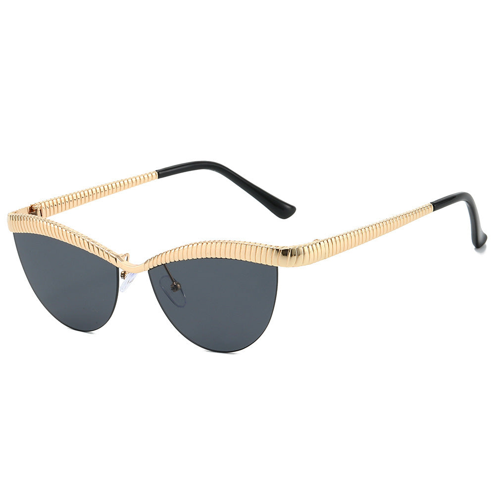 Statement Cat-Eye Sonnenbrille mit sculptierten Metallrahmen Karnz