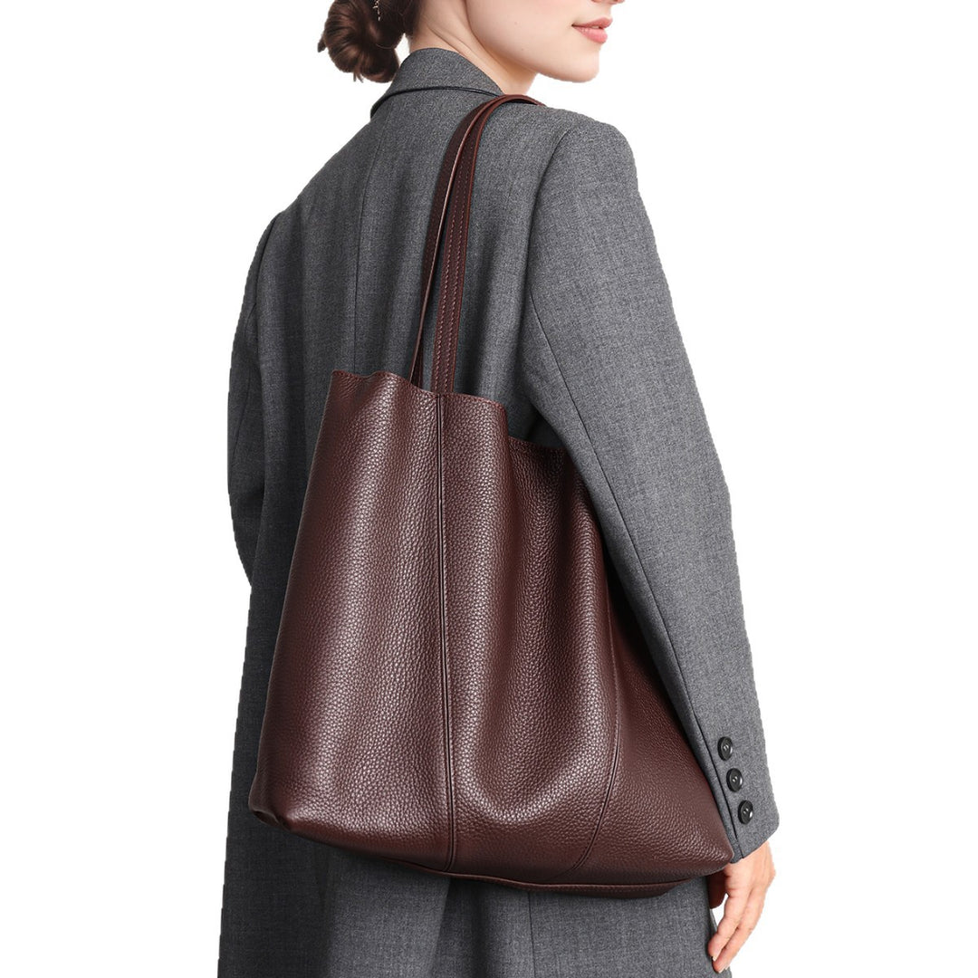 Oversized gepunktete Leder-Slouch-Tasche mit langen Schulterriemen