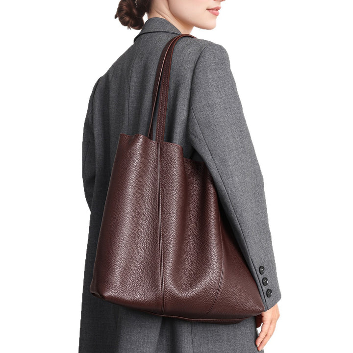 Oversized gepunktete Leder-Slouch-Tasche mit langen Schulterriemen