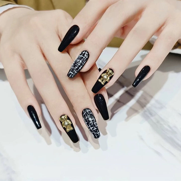 Künstlerisches Stiletto Press-On Nail Set Mit Gold-Akzenten