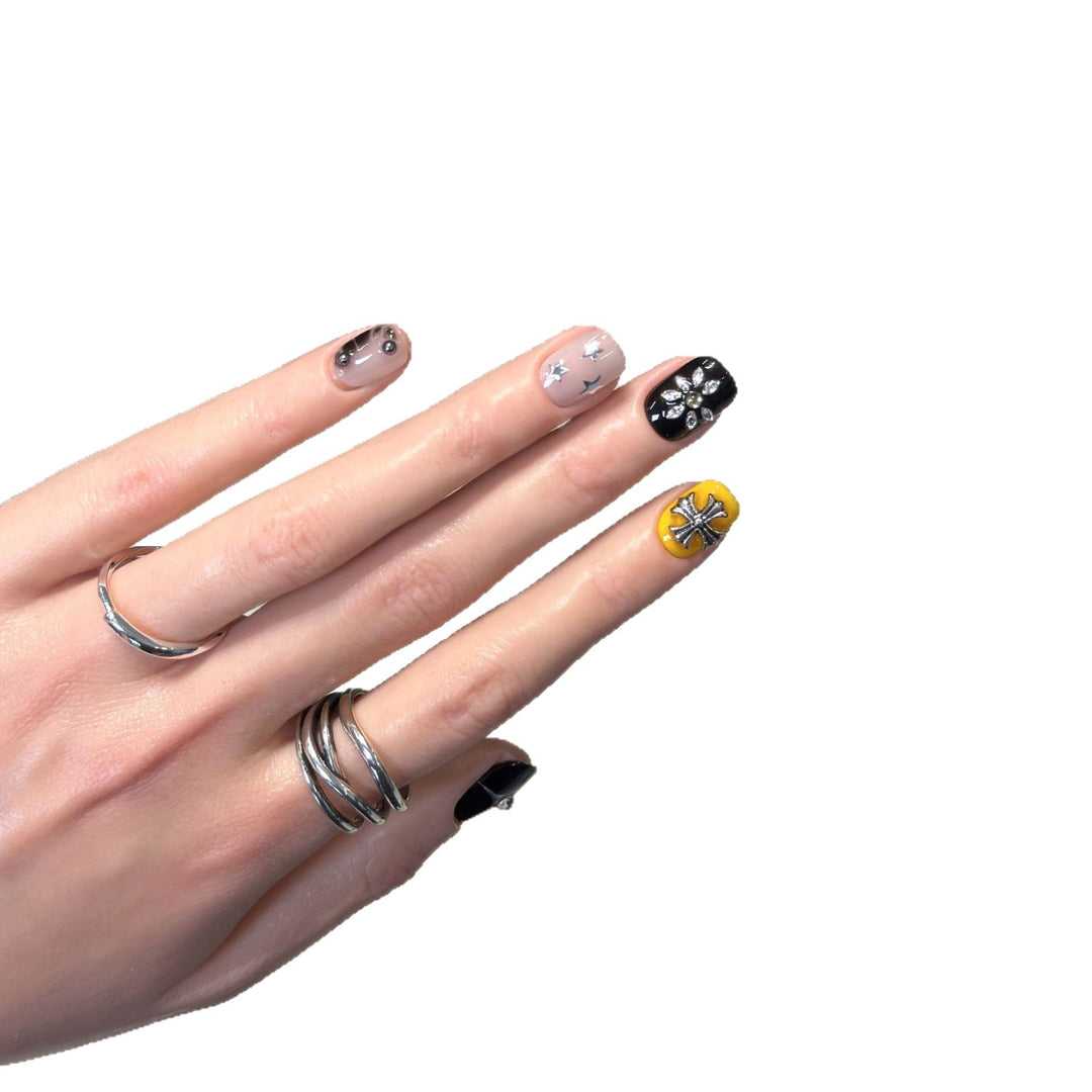 Artisanaler Press-On-Nagel-Set mit dekorativen Details Karnz