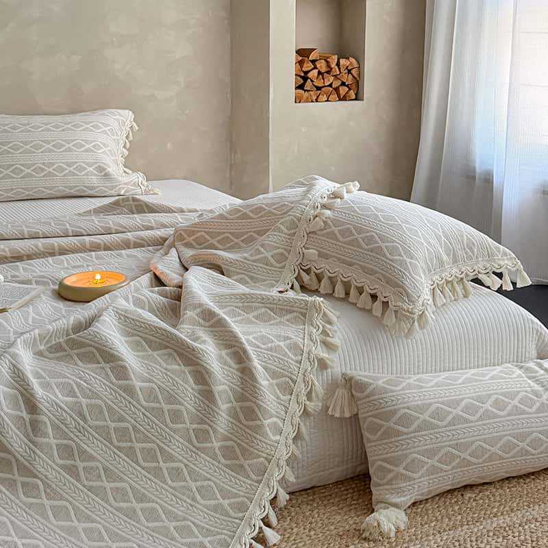 Gestepptes Tagesdecke-Set aus Baumwoll‑Leinen mit floraler Jacquardwebung, Quasten und Zierkissen