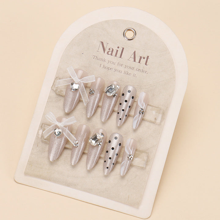 Glamouröses Press-On Nagelkunst-Set mit stylishen Edelstein-Akzenten Karnz