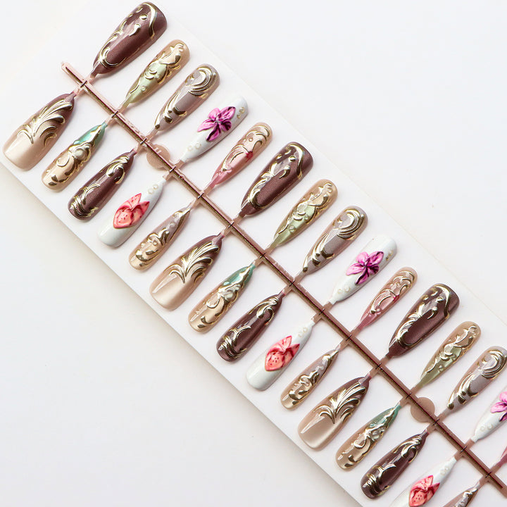 Künstlerisches Press-On-Nagelset mit floralen Verzierungen