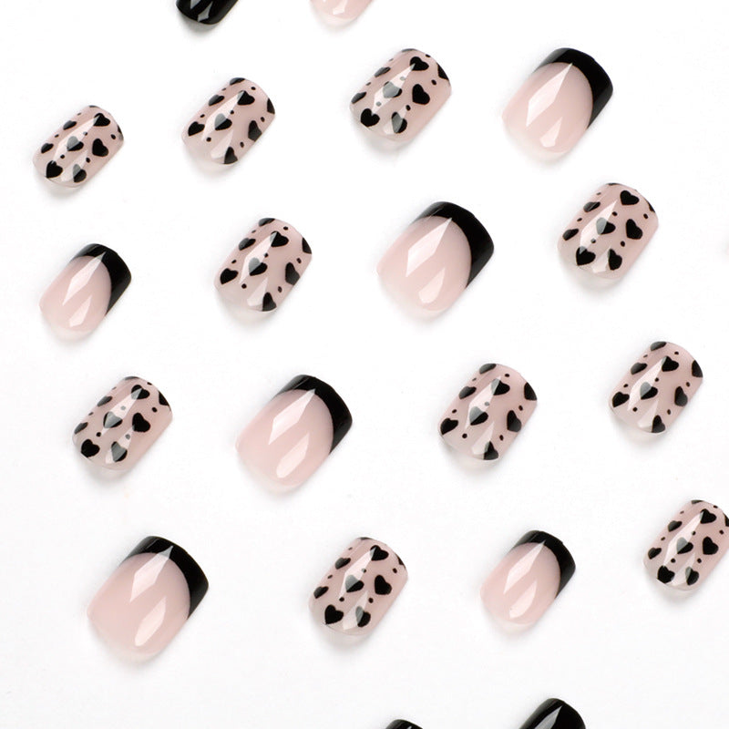Kreative Nagelkunst mit Herzmotiven Karnz