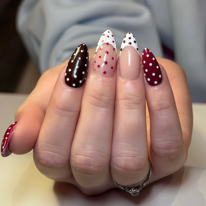 Kreative Kunstnägel im modernen Polka-Dot-Design Karnz